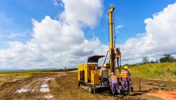 Soil sampling in the production of engineering-geological surveys.