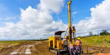 Soil sampling in the production of engineering-geological surveys.